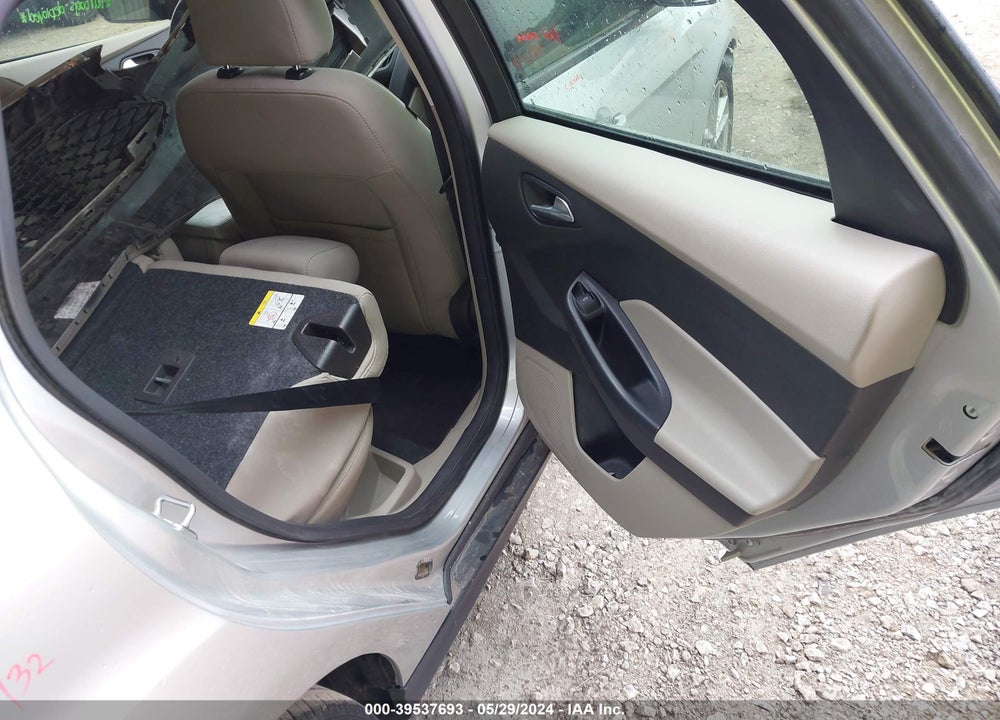 2016 FORD FOCUS SE VIN: 1FADP3K28GL281556