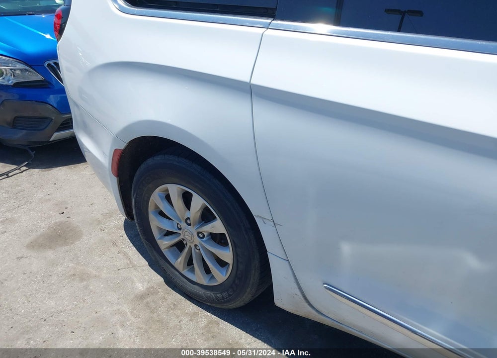 2018 CHRYSLER PACIFICA TOURING L VIN: 2C4RC1BG9JR141851