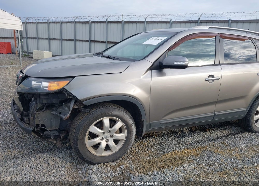 2013 KIA SORENTO LX VIN: 5XYKT4A60DG326844