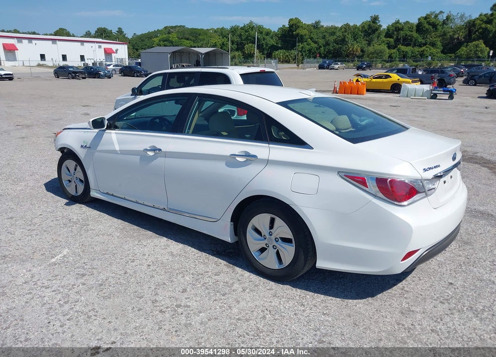 2015 HYUNDAI SONATA HYBRID VIN: KMHEC4A40FA132843