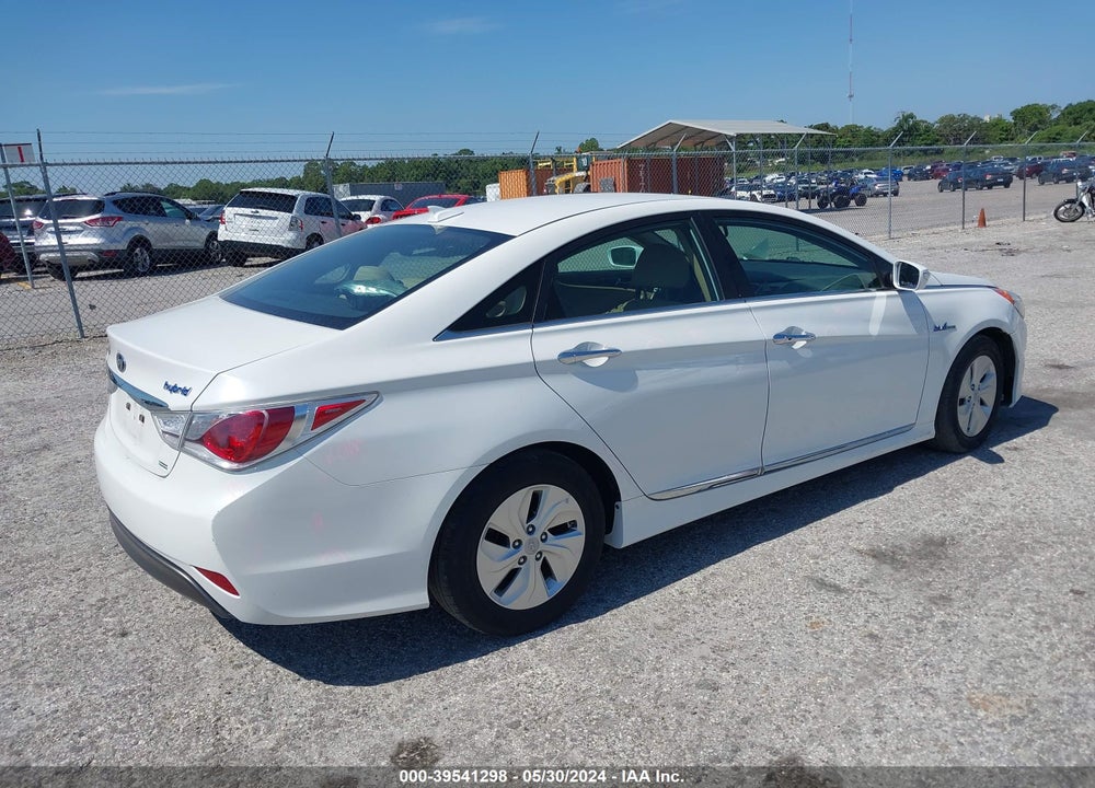 2015 HYUNDAI SONATA HYBRID VIN: KMHEC4A40FA132843