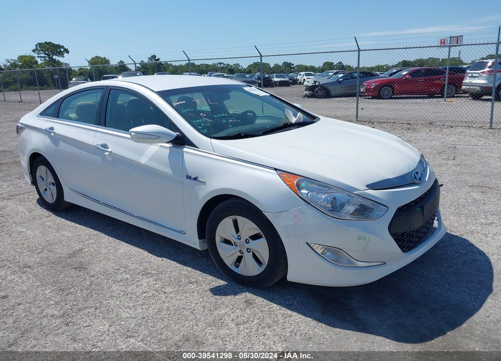 2015 HYUNDAI SONATA HYBRID VIN: KMHEC4A40FA132843