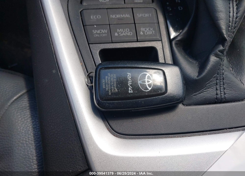 2021 TOYOTA RAV4 XLE VIN: 2T3P1RFV0MC192171
