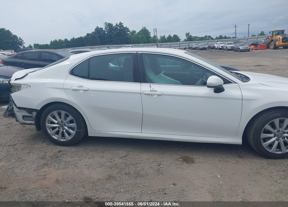 2018 TOYOTA CAMRY LE VIN: 4T1B11HK7JU654033