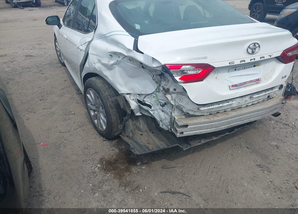 2018 TOYOTA CAMRY LE VIN: 4T1B11HK7JU654033
