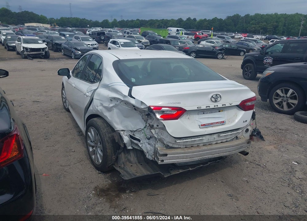 2018 TOYOTA CAMRY LE VIN: 4T1B11HK7JU654033