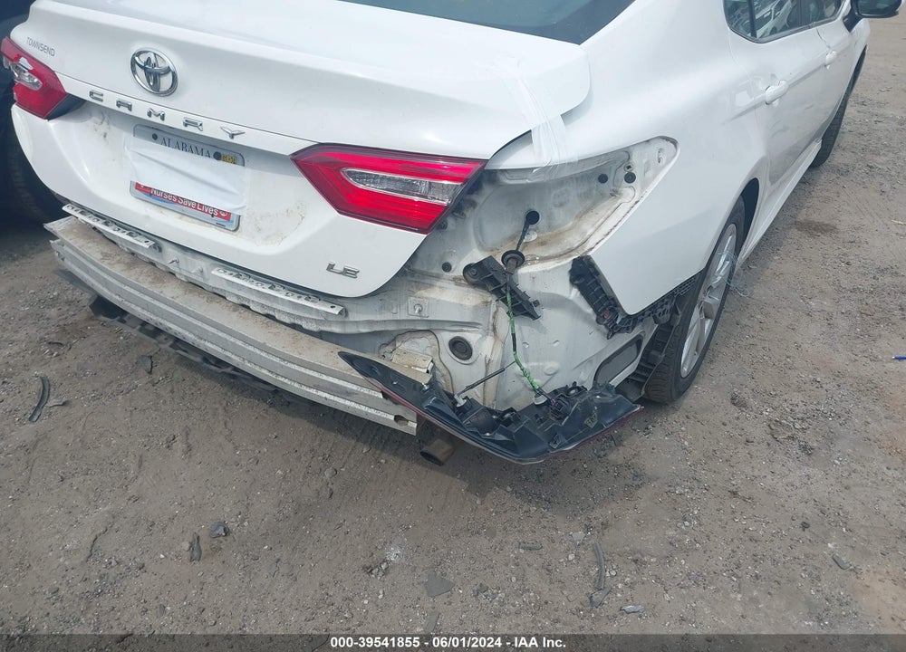 2018 TOYOTA CAMRY LE VIN: 4T1B11HK7JU654033