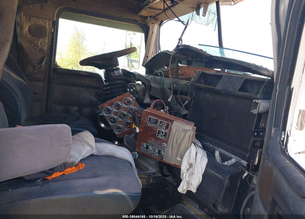 2004 KENWORTH CONSTRUCTION T800 VIN: 1XKDDB9XX4J063418
