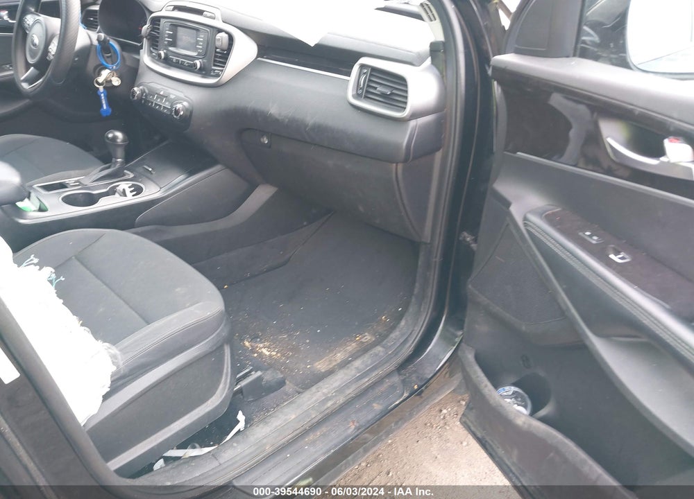 2017 KIA SORENTO 3.3L LX VIN: 5XYPGDA58HG191703
