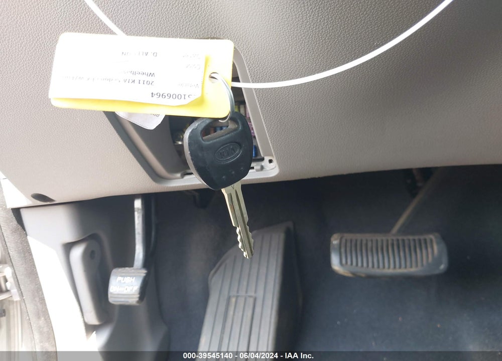 2011 KIA SEDONA LX VIN: KNDMG4C77B6370522