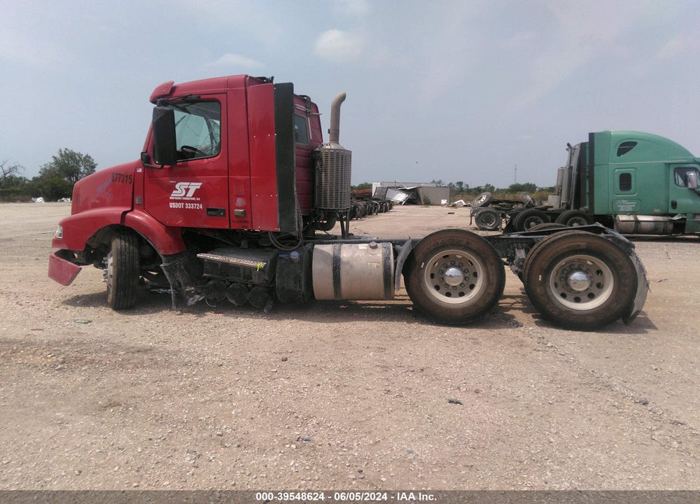 2015 VOLVO VN VNM VIN: 4V4MC9EG0FN180244