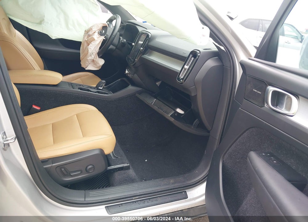 2019 VOLVO XC40 T5 MOMENTUM VIN: YV4162UK6K2140150
