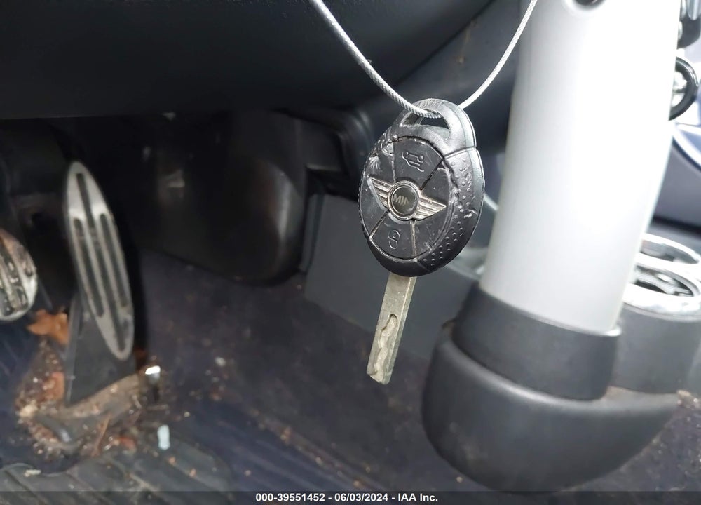 2007 MINI COOPER S VIN: WMWRH335X7TJ44590