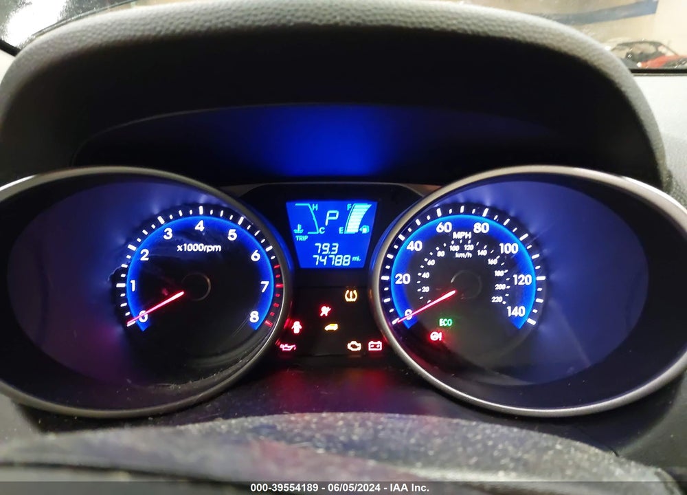 2014 HYUNDAI TUCSON WALKING DEAD EDITION VIN: KM8JUCAG2EU936154