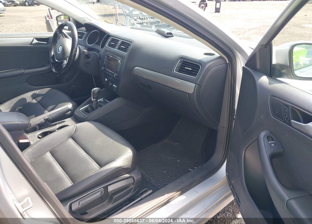 2015 VOLKSWAGEN JETTA 1.8T SE VIN: 3VWD17AJ0FM253935