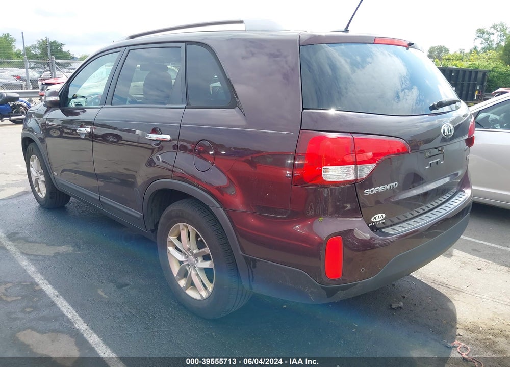 2015 KIA SORENTO LX VIN: 5XYKTCA67FG618410