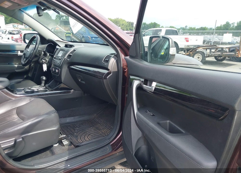 2015 KIA SORENTO LX VIN: 5XYKTCA67FG618410
