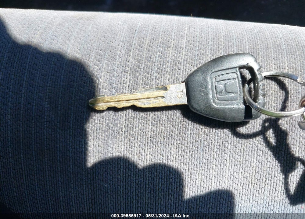 1998 HONDA ACCORD DX VIN: 1HGCF8548WA012262