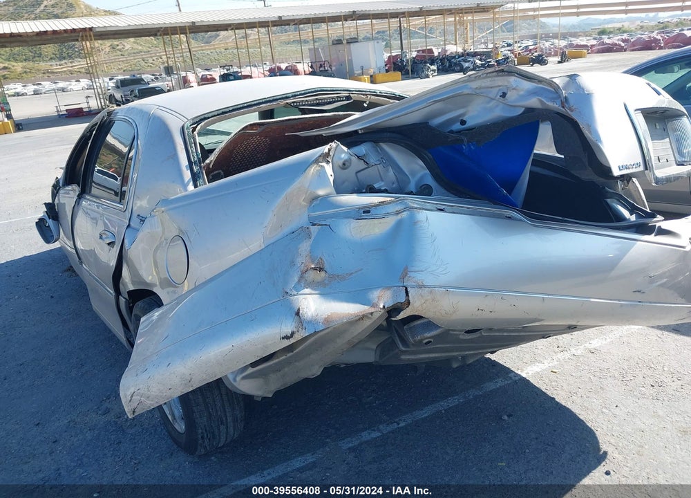 2010 LINCOLN TOWN CAR SIGNATURE LIMITED VIN: 2LNBL8CV9AX752185