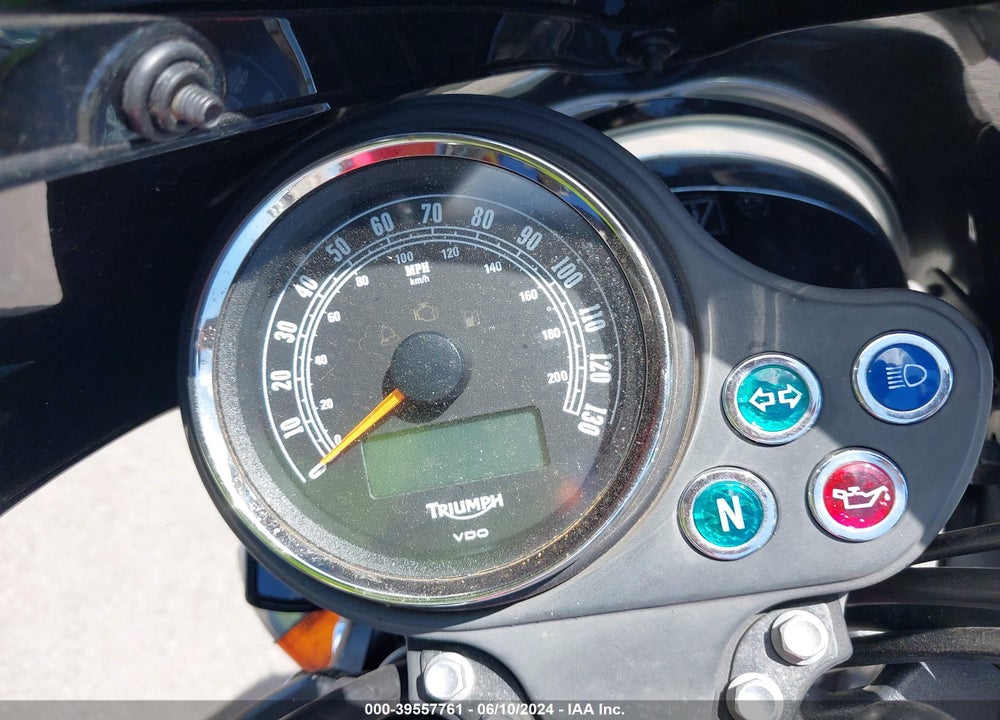2015 TRIUMPH MOTORCYCLE BONNEVILLE VIN: SMT900K1XFT700971