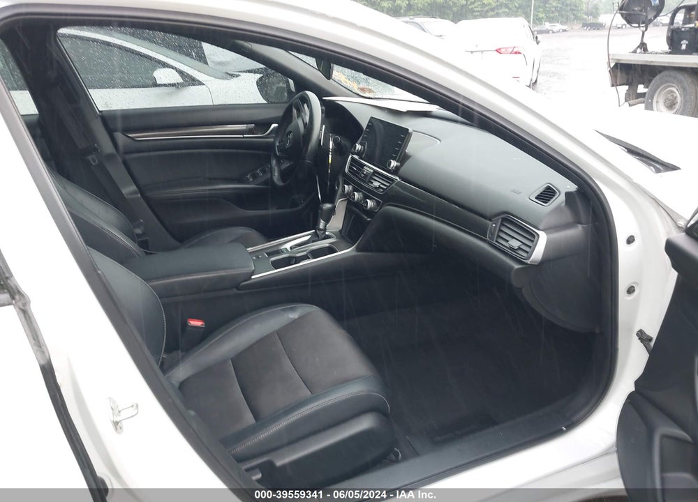 2018 HONDA ACCORD VIN: 1HGCV1F33JA208053