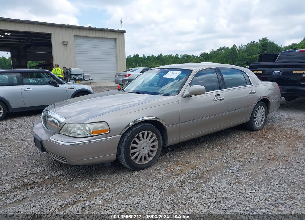 2003 LINCOLN TOWN CAR EXECUTIVE VIN: 1LNHM81W03Y634581