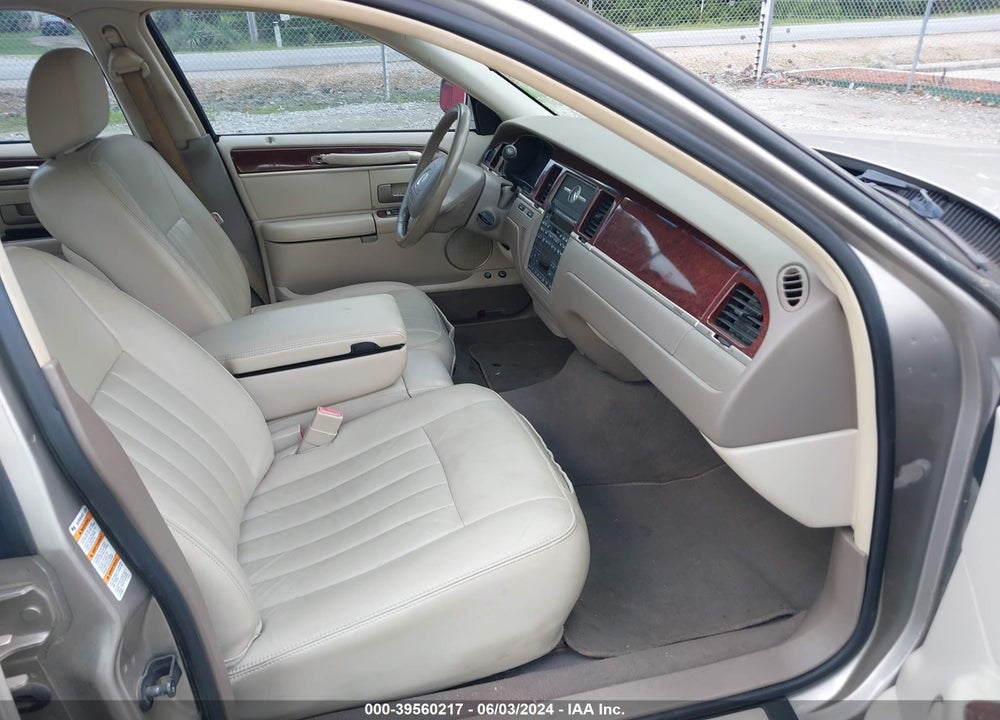 2003 LINCOLN TOWN CAR EXECUTIVE VIN: 1LNHM81W03Y634581