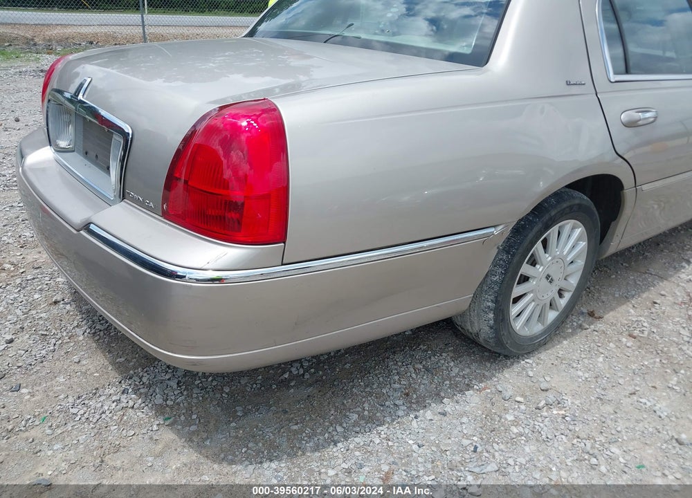2003 LINCOLN TOWN CAR EXECUTIVE VIN: 1LNHM81W03Y634581