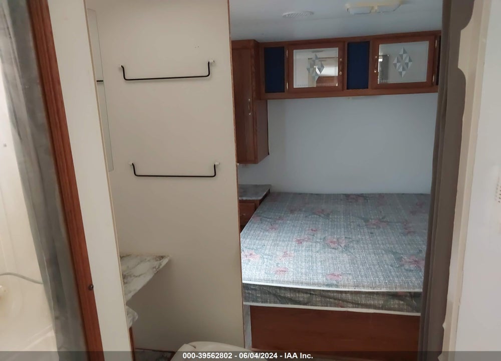 2000 TERRY TRAVEL TRAILER VIN: 1EA1T2625Y2894970
