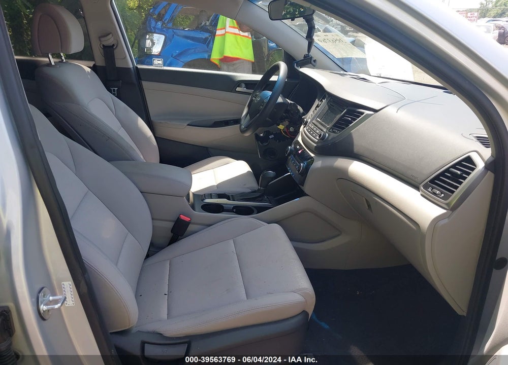 2018 HYUNDAI TUCSON SE VIN: KM8J2CA47JU662858