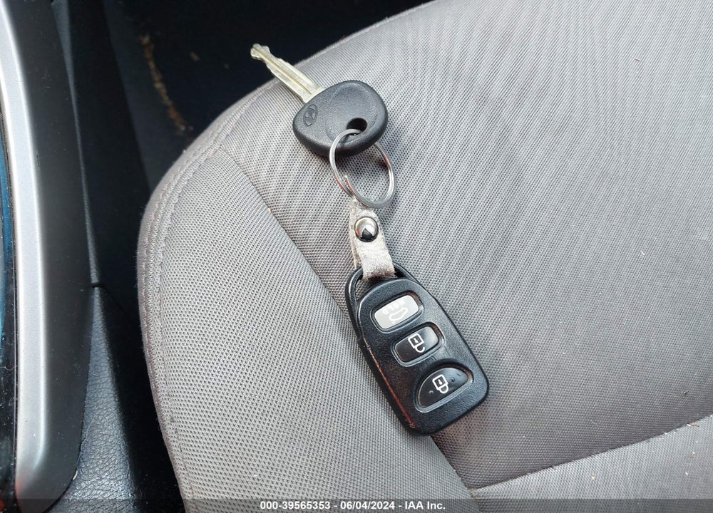 2013 HYUNDAI ELANTRA GLS VIN: 5NPDH4AE6DH398870