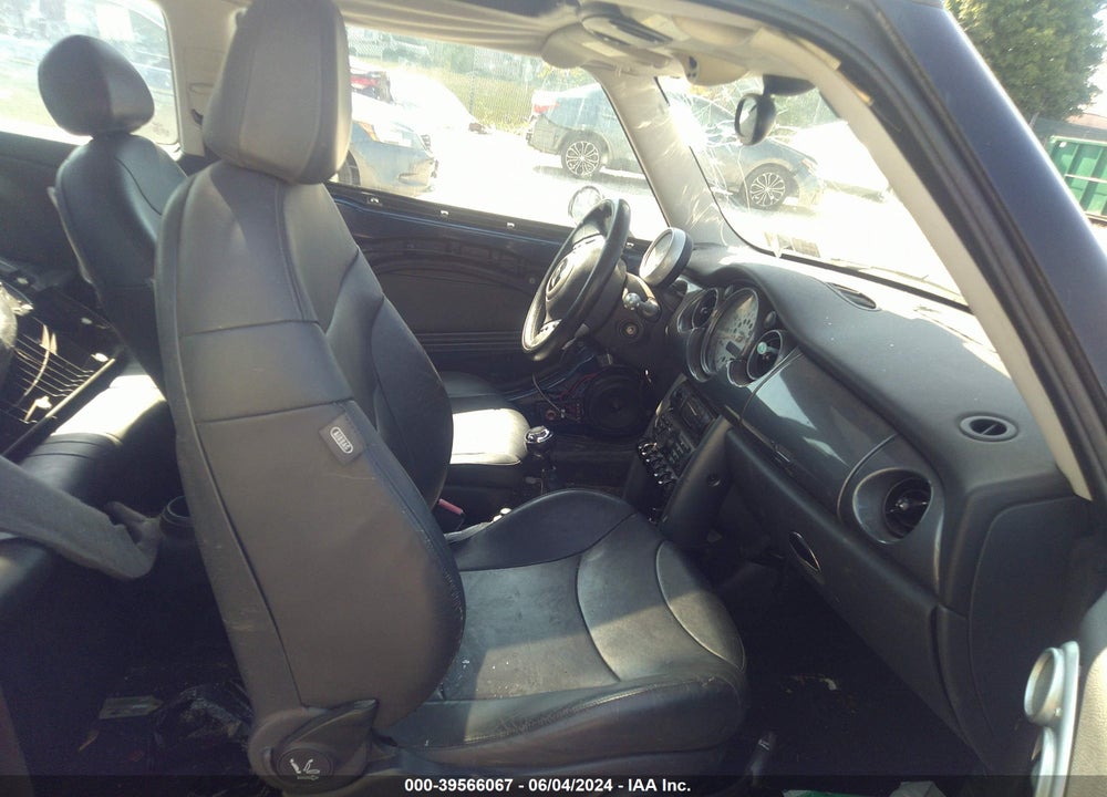 2004 MINI COOPER S VIN: WMWRE334X4TD76895