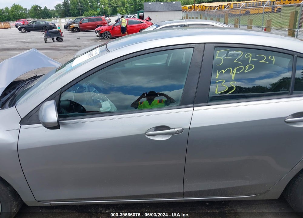 2010 MAZDA 3 I SPORT VIN: JM1BL1SF9A1302924