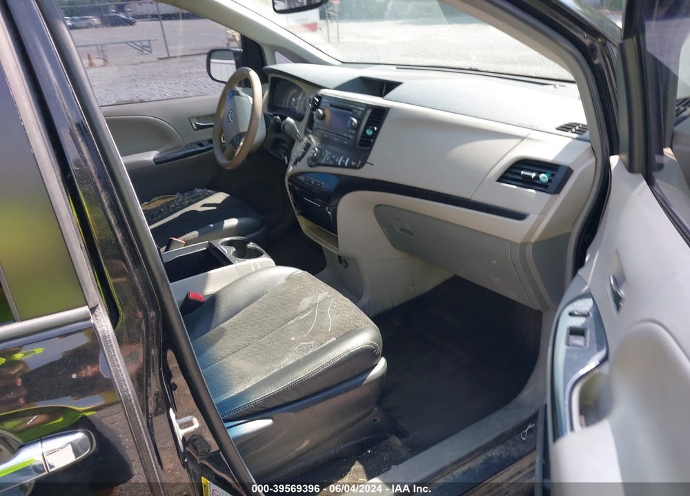 2014 TOYOTA SIENNA SE 8 PASSENGER VIN: 5TDXK3DC6ES456782
