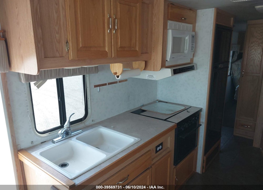1997 CRUISEMASTER F530 VIN: 3FCMF53G2VJA06054
