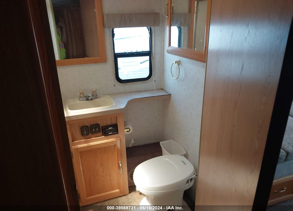 1997 CRUISEMASTER F530 VIN: 3FCMF53G2VJA06054
