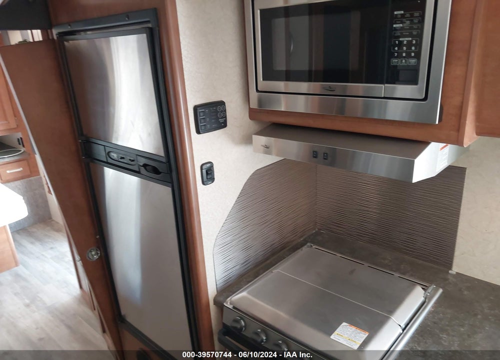 2018 LANCE OTHER VIN: 56YTT2321JL322238
