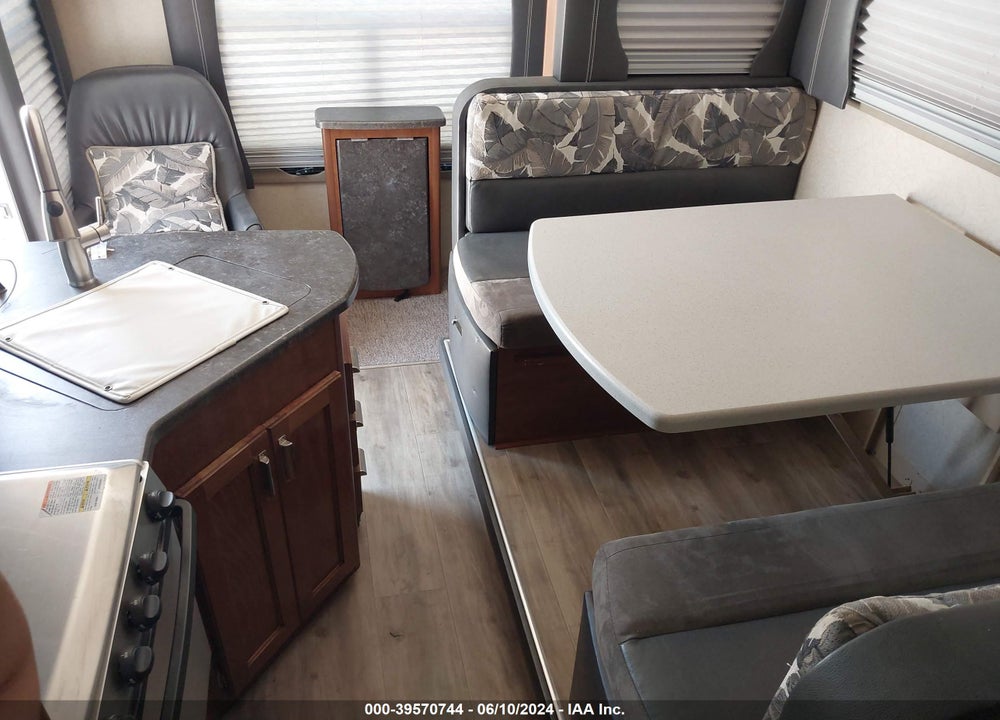 2018 LANCE OTHER VIN: 56YTT2321JL322238