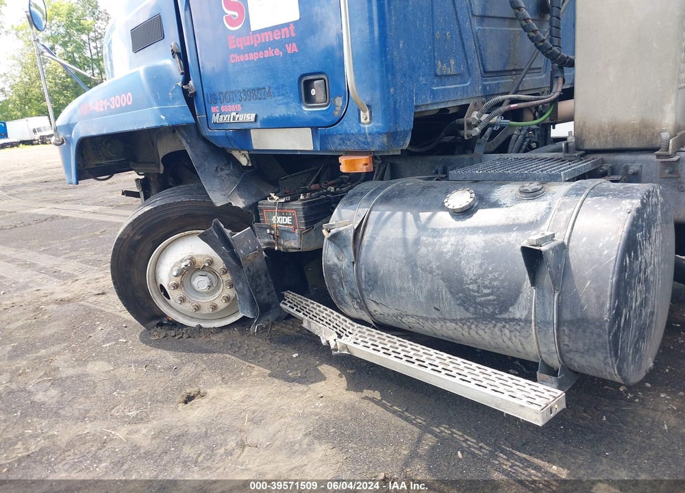 2003 MACK 600 CH600 VIN: 1M1AA13Y23W152176