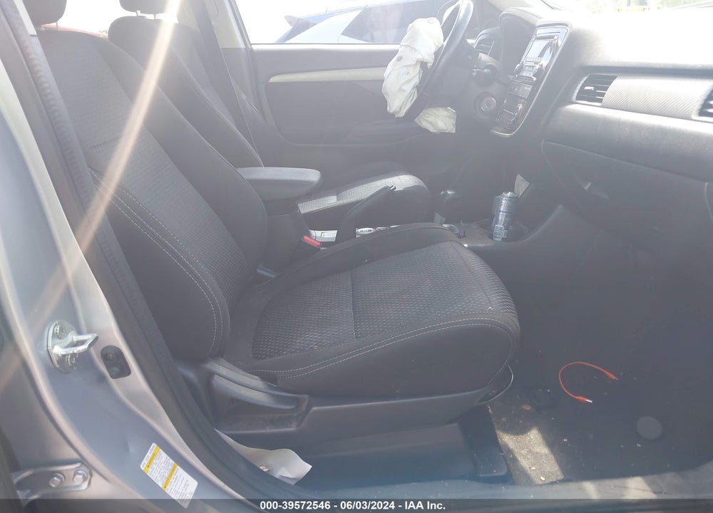 2016 MITSUBISHI OUTLANDER ES VIN: JA4AZ3A33GZ038181