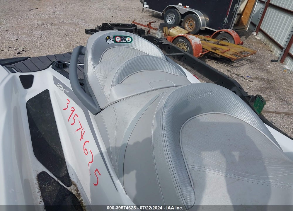 2024 SEADOO GTX-300 LIMITED VIN: YDV22169J324