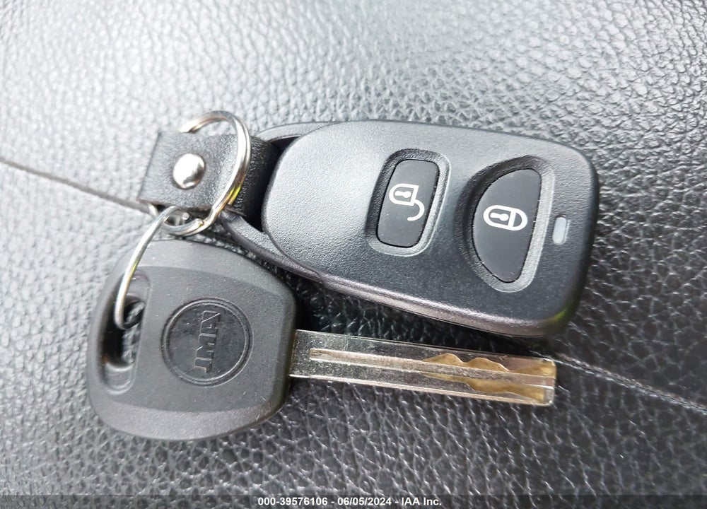 2012 KIA SORENTO LX VIN: 5XYKTCA69CG267642