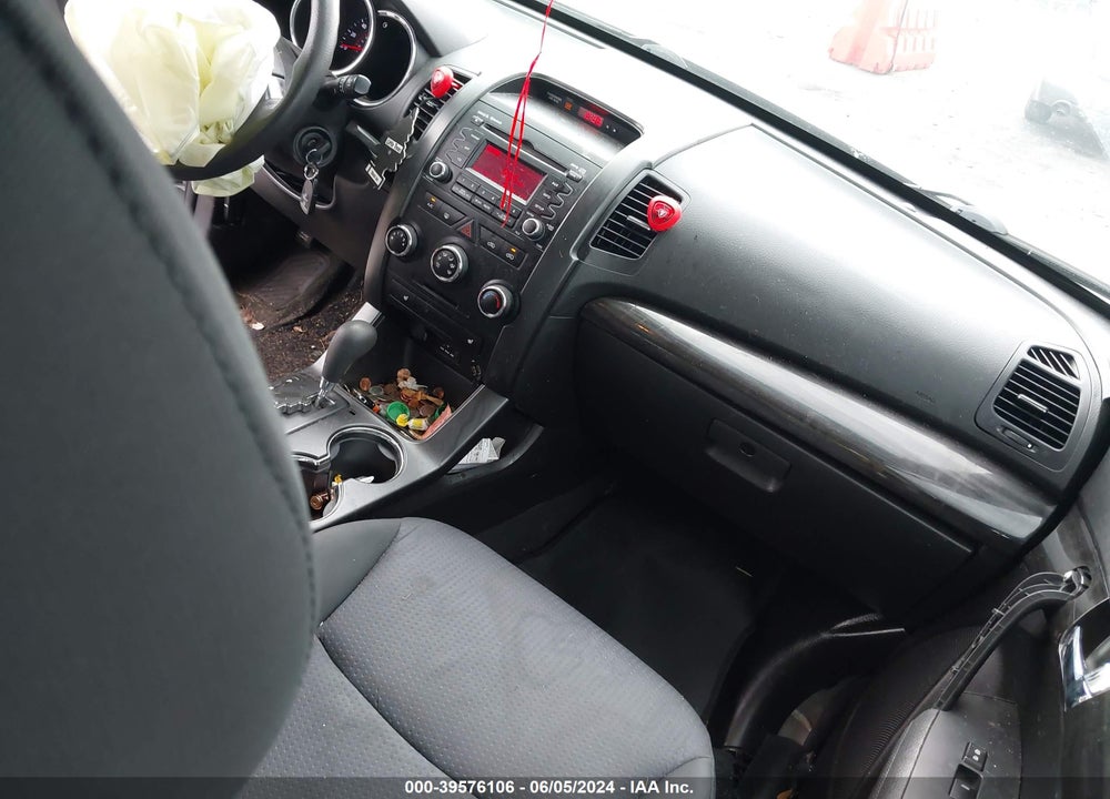 2012 KIA SORENTO LX VIN: 5XYKTCA69CG267642