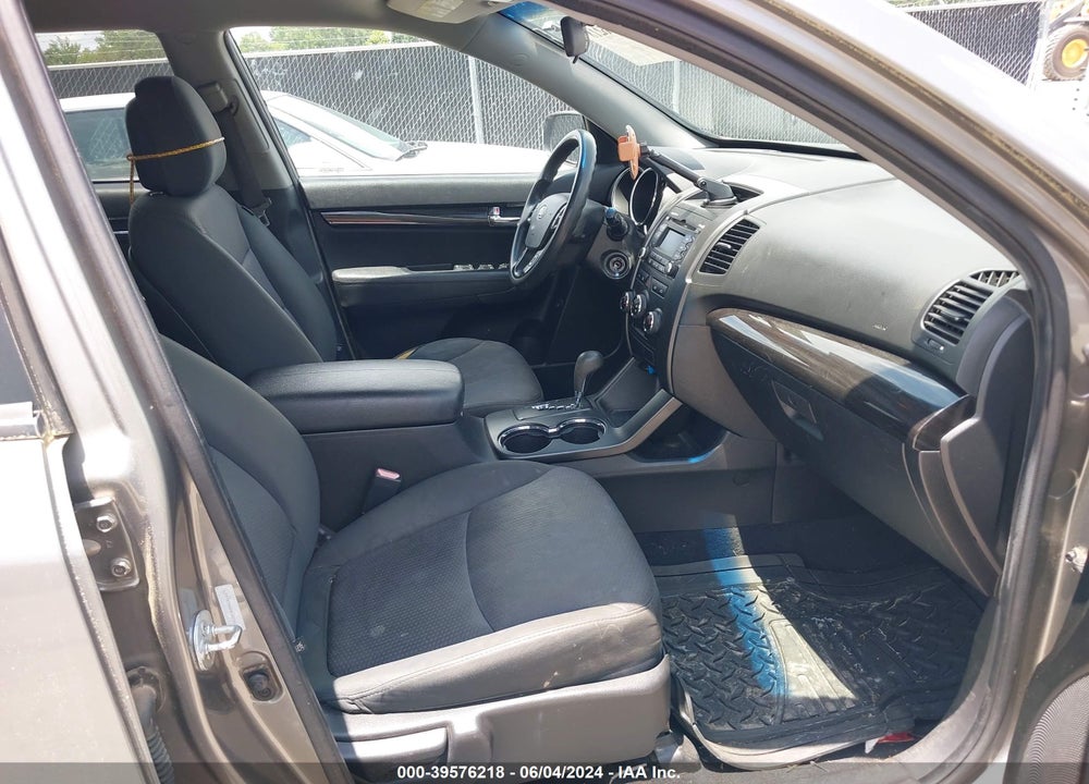 2012 KIA SORENTO LX V6 VIN: 5XYKT4A24CG276137