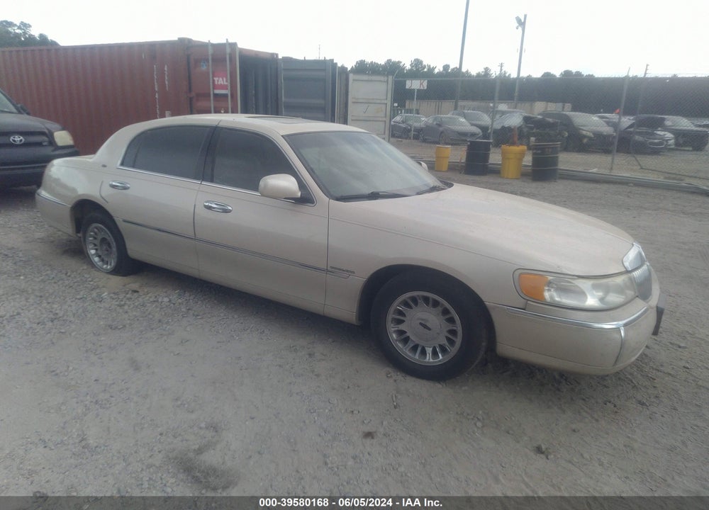 1999 LINCOLN TOWN CAR CARTIER VIN: 1LNHM83W1XY692962