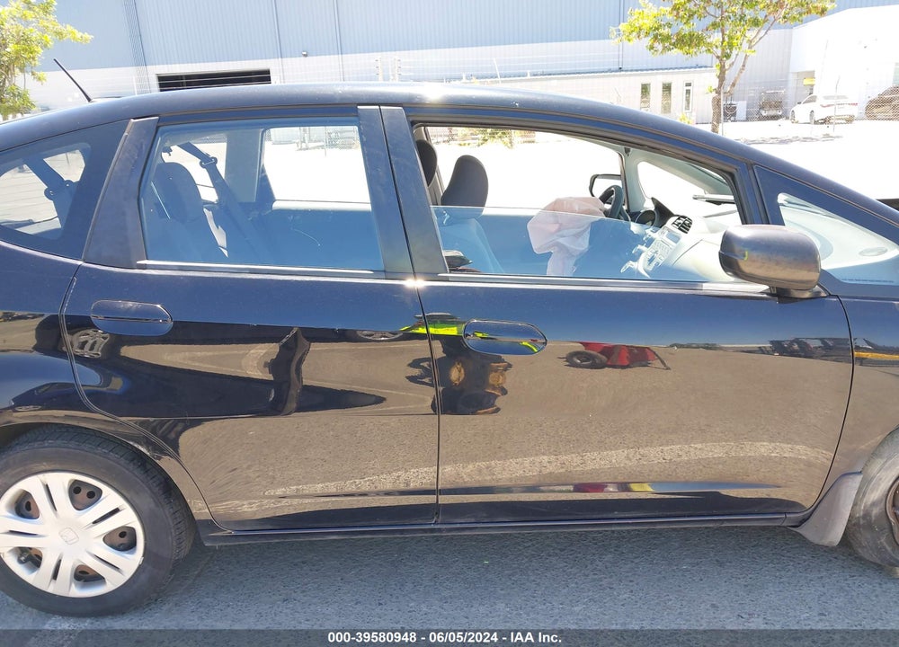 2011 HONDA FIT VIN: JHMGE8H37BC025331