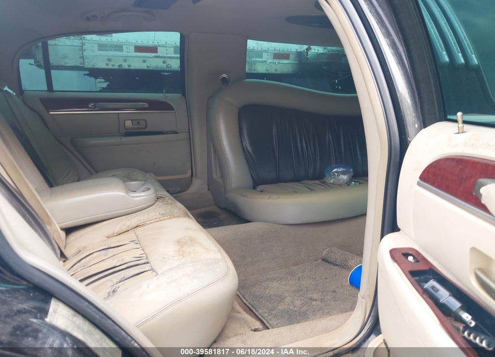 2004 LINCOLN TOWN CAR EXECUTIVE VIN: 1L1FM81W74Y622728