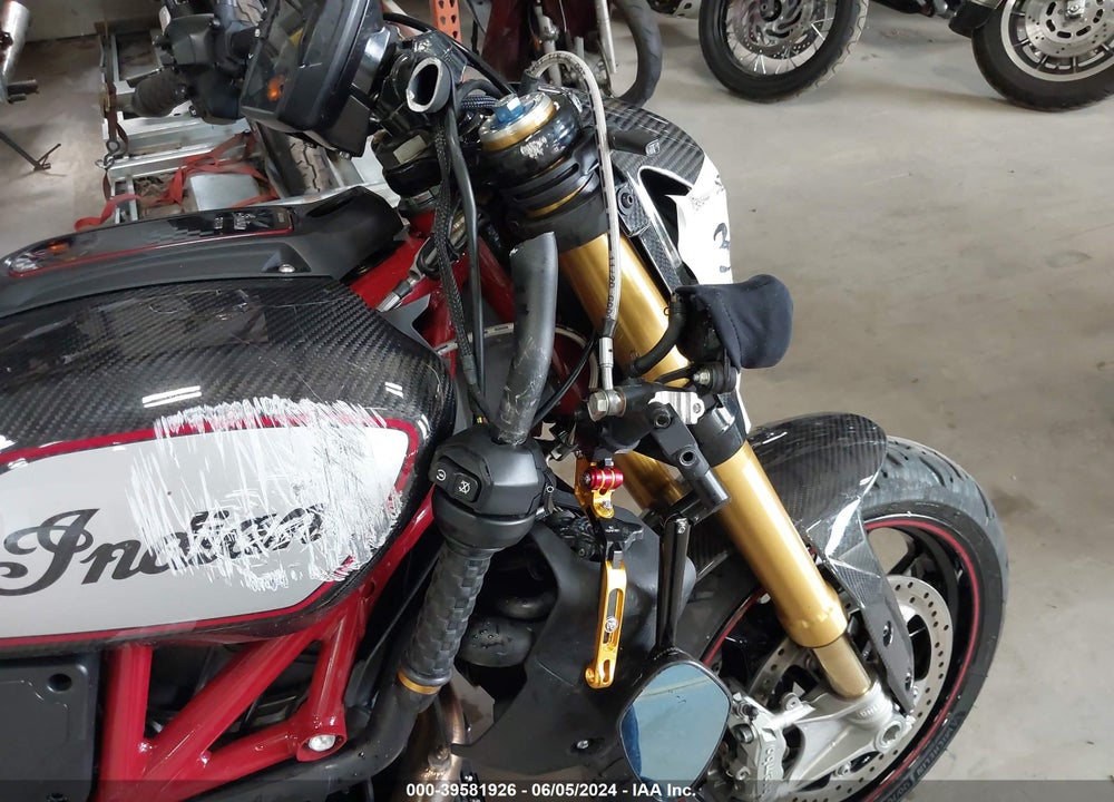2022 INDIAN MOTORCYCLE CO. FTR R CARBON VIN: 56KRZR252N3173674