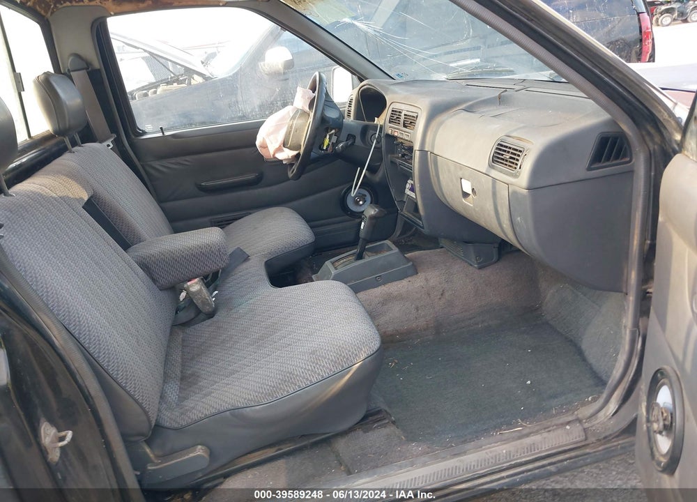 1996 NISSAN TRUCK XE VIN: 1N6SD11S4TC352422