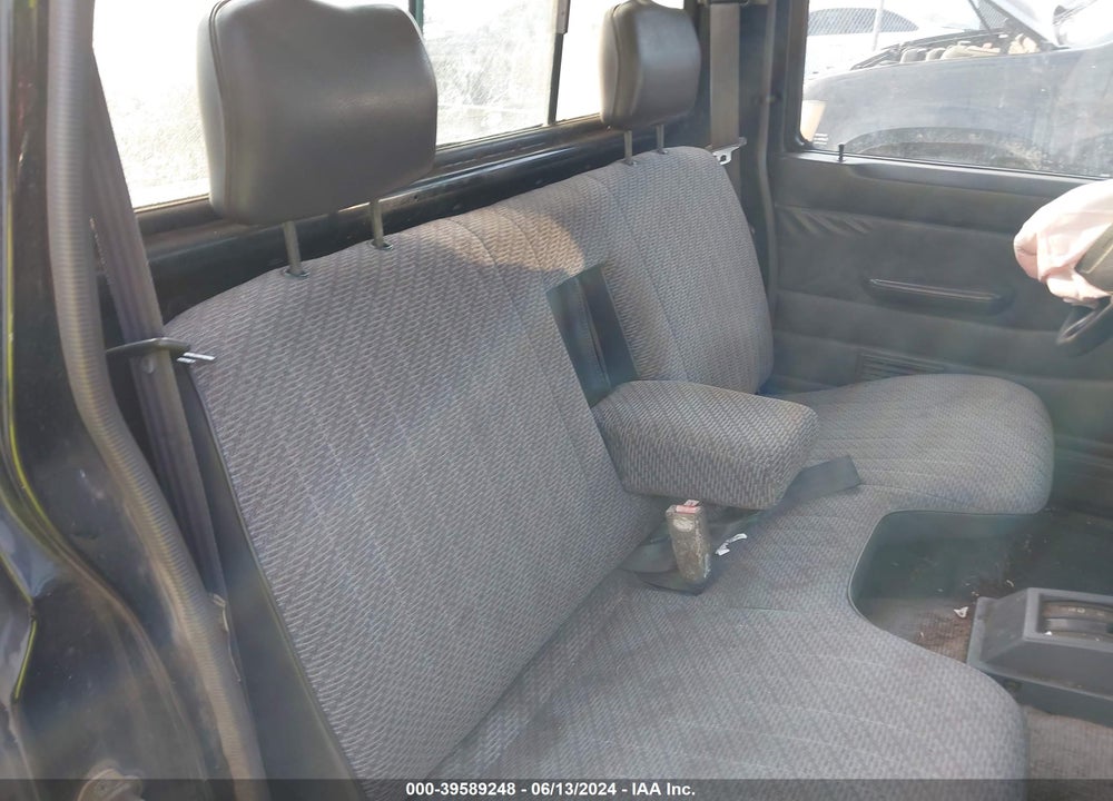 1996 NISSAN TRUCK XE VIN: 1N6SD11S4TC352422